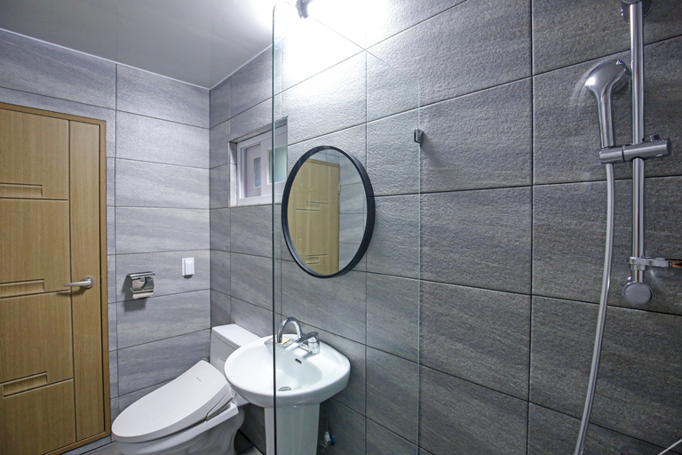 Bathroom, Yangyang Sloskip, Yangyang