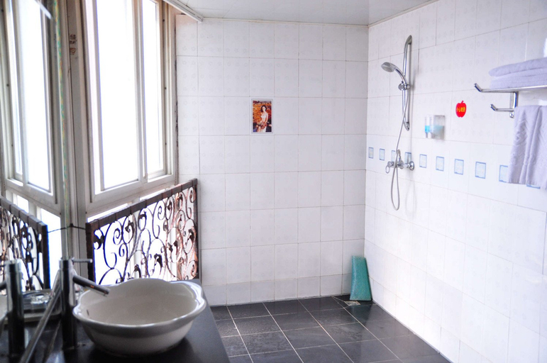 Bathroom 2, Yuexuan Zhenpin Hotel, Luoyang