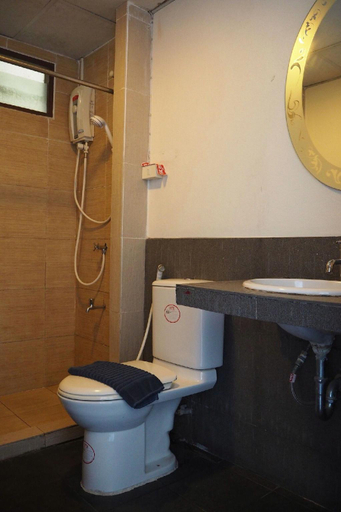 Bathroom 3, Wilai Guesthouse, Pattaya