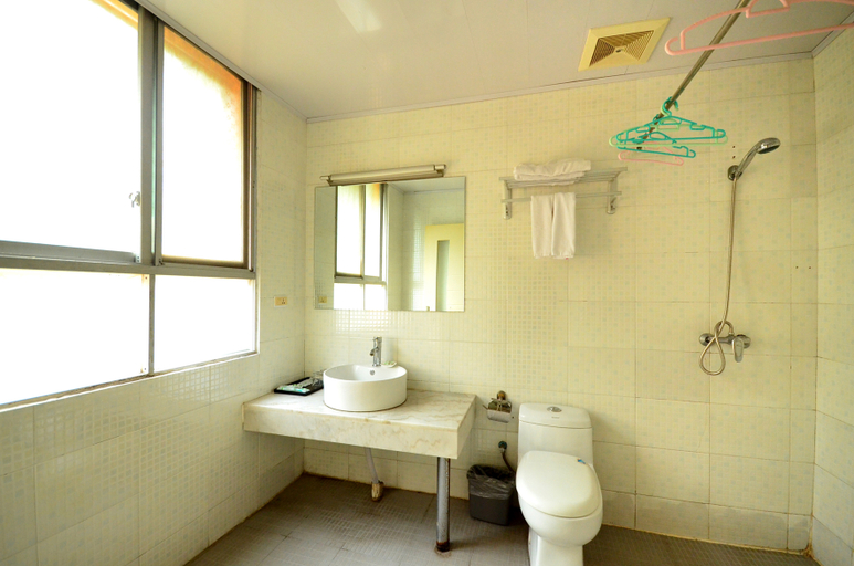 Bathroom 2, Home Inn Plus (Wuhan Chuhe Hanjie Metro Station Branch), Wuhan
