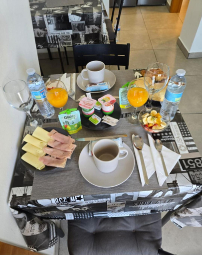 Food & Drinks, LC's Guesthouse, Lagos