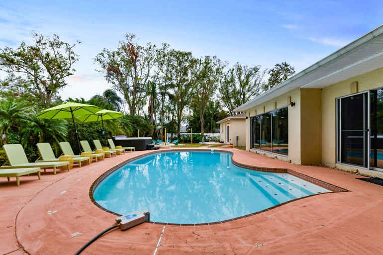 Room 3, Sleeps 20 Heated Pool Pickleball Hot Tub Fire Pit, Pinellas