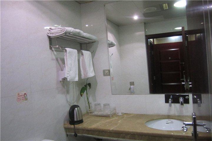 Bathroom 4, Lavande Hotel Yueyang County Fuya, Yueyang