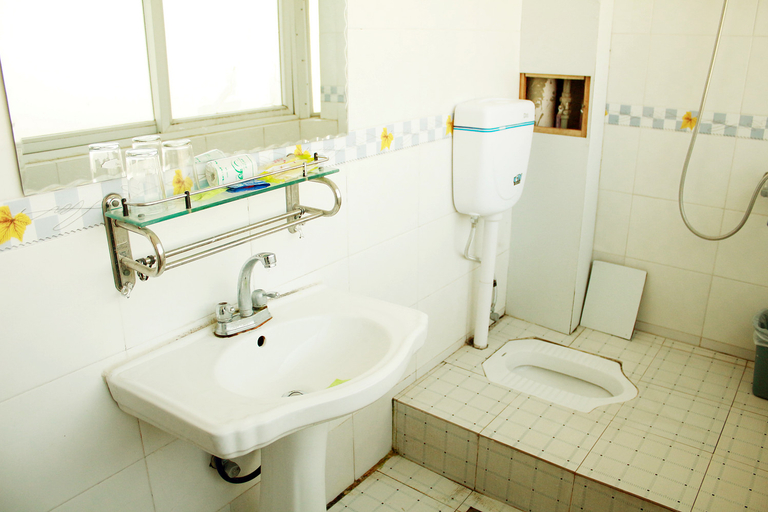 Bathroom 2, Lichun Hotel, Lijiang