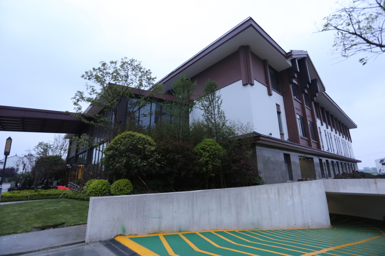 Exterior & Views