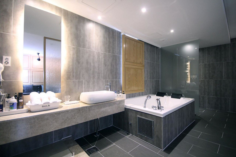 Bathroom 4, Jeonju Deokjindong Hotel Wannabe, Jeonju