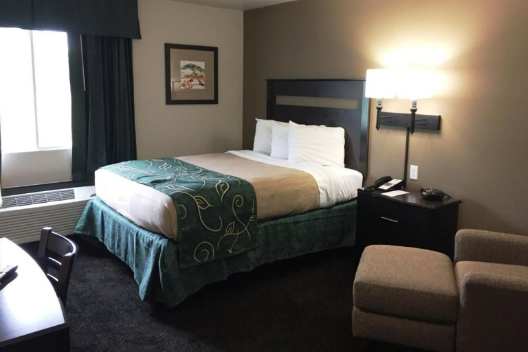 Bedroom 3, Travelodge by Wyndham Edgemont, Fall River