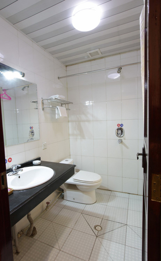 Bathroom, Zhangye Hotel (Dafosi Bell and Drum Tower Branch), Zhangye