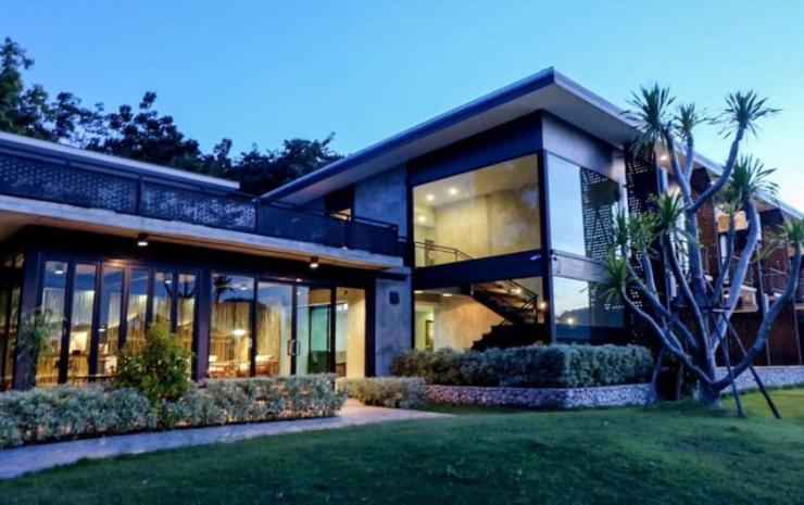 Exterior & Views
