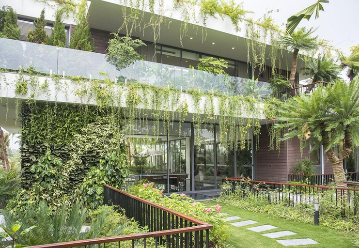 Exterior & Views