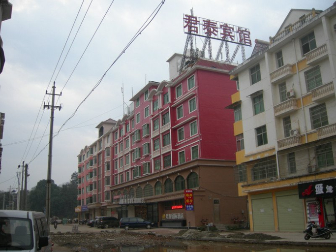 Exterior & Views