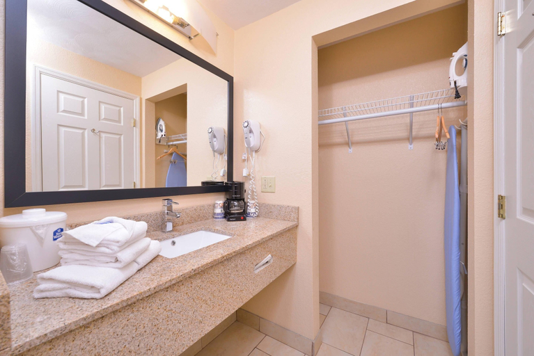Bathroom 5, Quality Inn & Suites, Lycoming