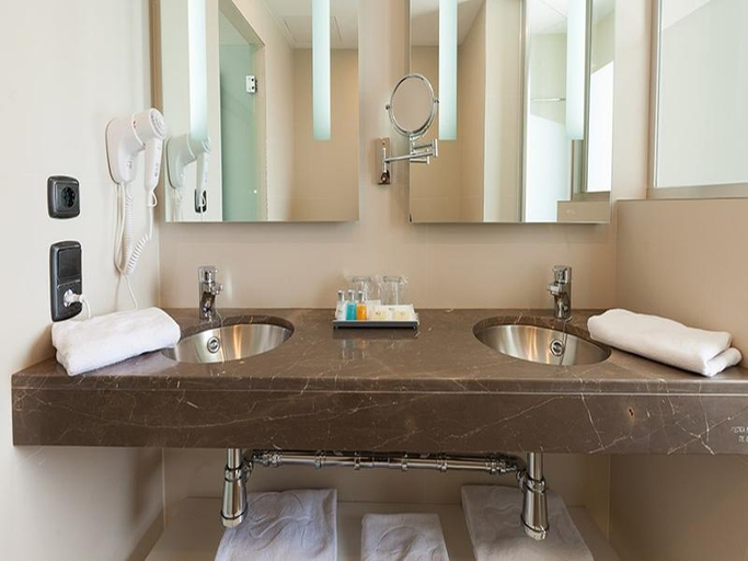 Bathroom 5, The Ibiza Twiins, Baleares