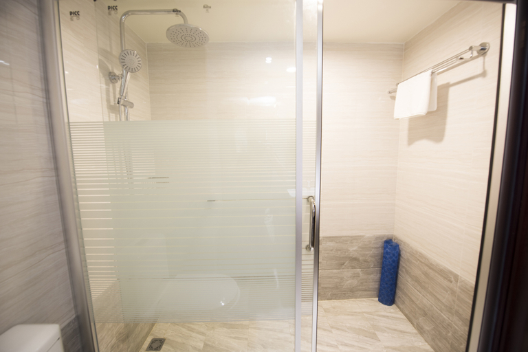 Bathroom 2, Miao Hotel (Yangshuo West Street Lijiang Branch), Guilin