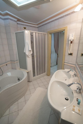 Bathroom, Kristall Palace Hotel, Salerno