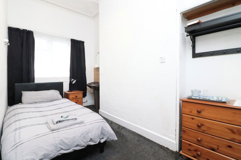Bedroom 2, Pebbles Guest House room 16, Southampton