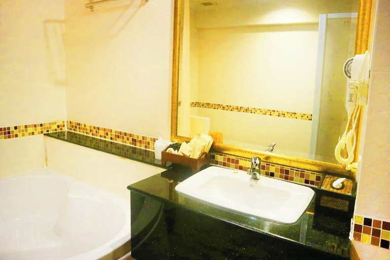 Bathroom 4, Aiyaree Place Hotel, Pattaya