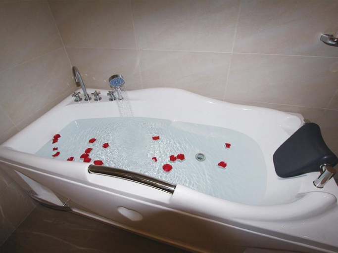 Bathroom 4, Lavande Hotel Lu County High-Speed Railway Station Wanhu Daduhui, Luzhou
