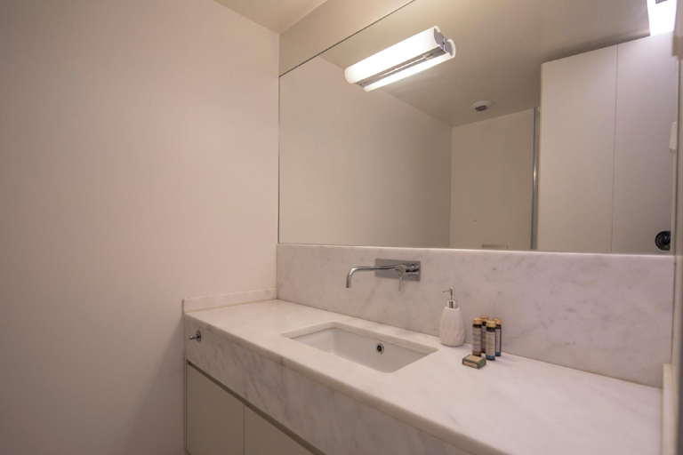 Bathroom 5, Castelo Superior Two Bedroom Apartment, Lisbon