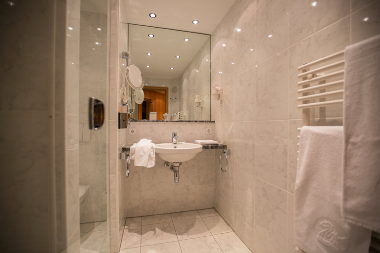 Bathroom 5, Hotel Zur Schwane, Kitzingen