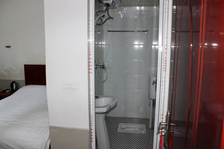 Bathroom 2, Wudangshan Dazhong Hotel, Shiyan
