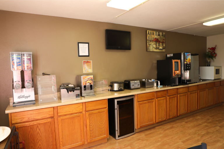 Food & Drinks 5, Econo Inn, Platte