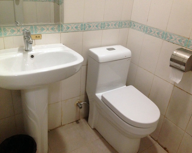 Bathroom, Dongfang Hotel, Shenzhen