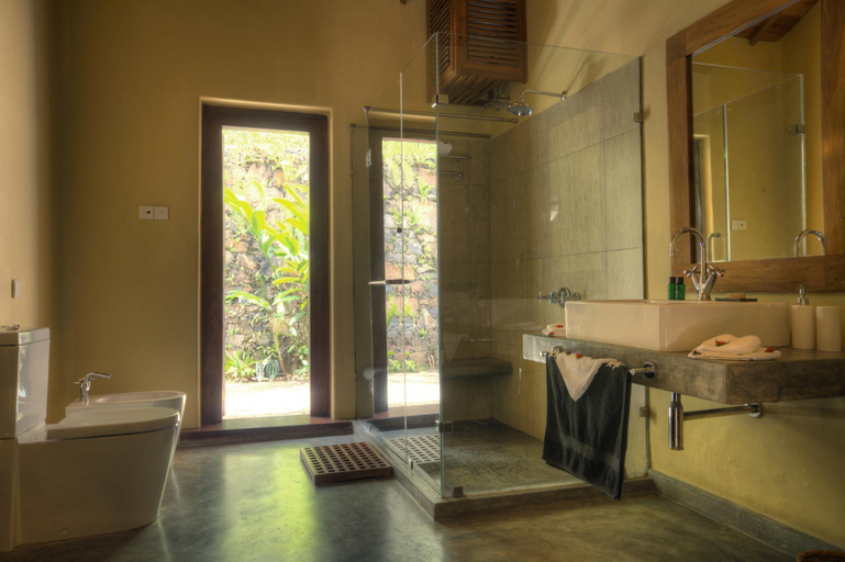 Bathroom 5, Living Heritage Koslanda Hotel, Hildummulla