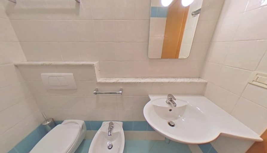 Bathroom 3, Functional Stay in Prime Location, Udine