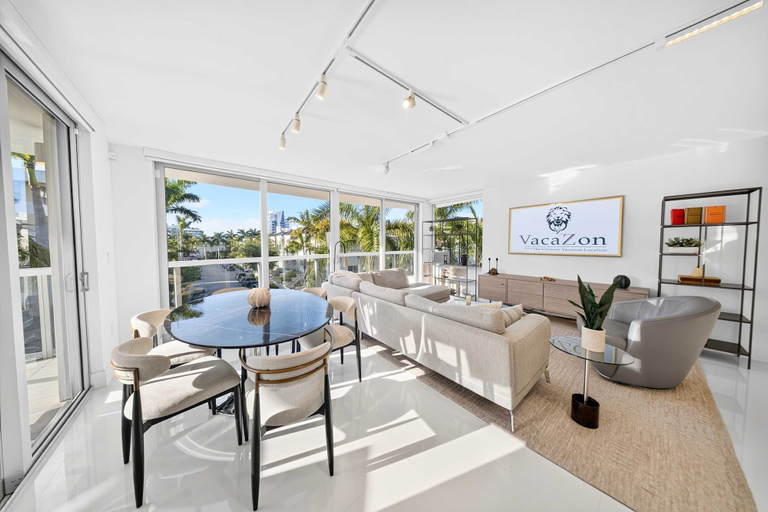 Room 2, Chic Bay Harbor 3BR Rooftop Pool Free Parking, Miami-Dade