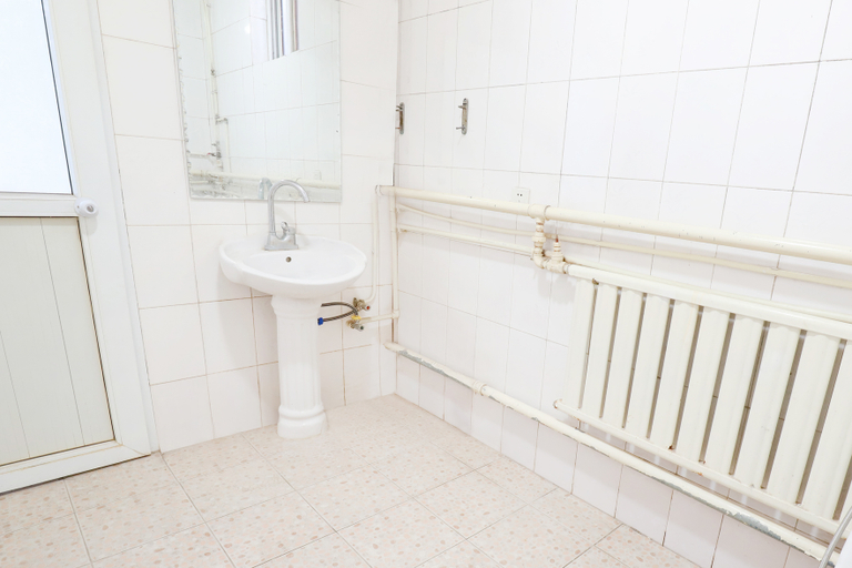 Bathroom 3, Beijing Jixiang Tianma Hostel, Beijing