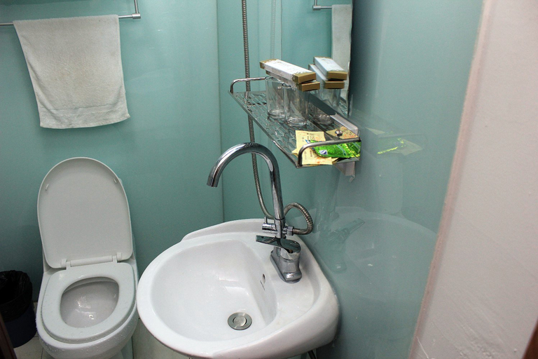 Bathroom 2, Yijia Express Hotel, Dalian