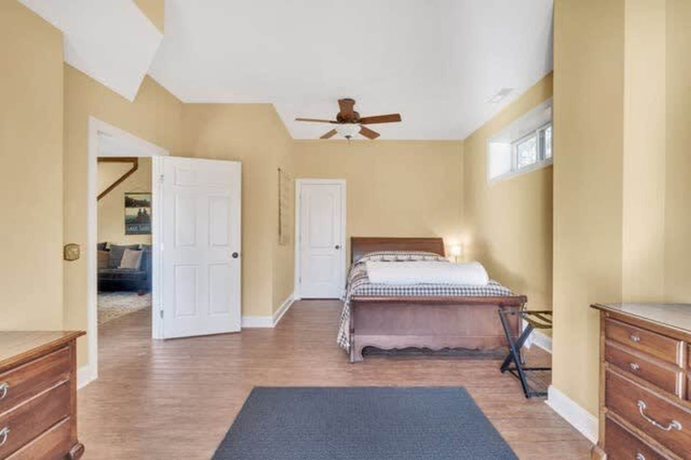 Room 4, Lakefront Dock Hot tub Firepit Dog Friendly, Polk
