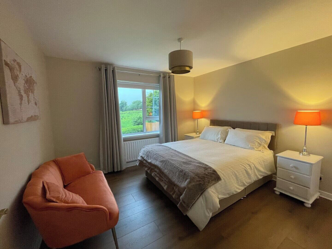 Room 2, 4bedroom House-letterkenny-privategarden-sleeps 7
