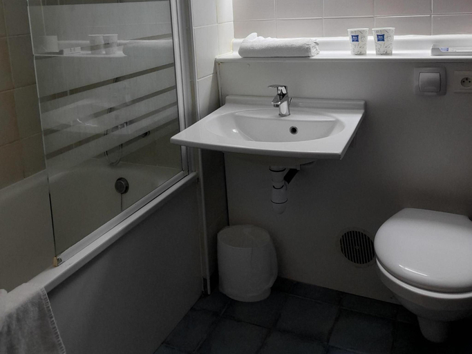 Bathroom 3, Ibis budget Bourgoin Jallieu Centre, Isère
