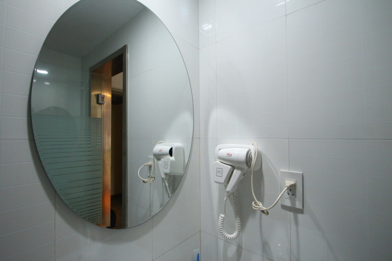 Bathroom 2, Huaxing Hotel, Shanghai