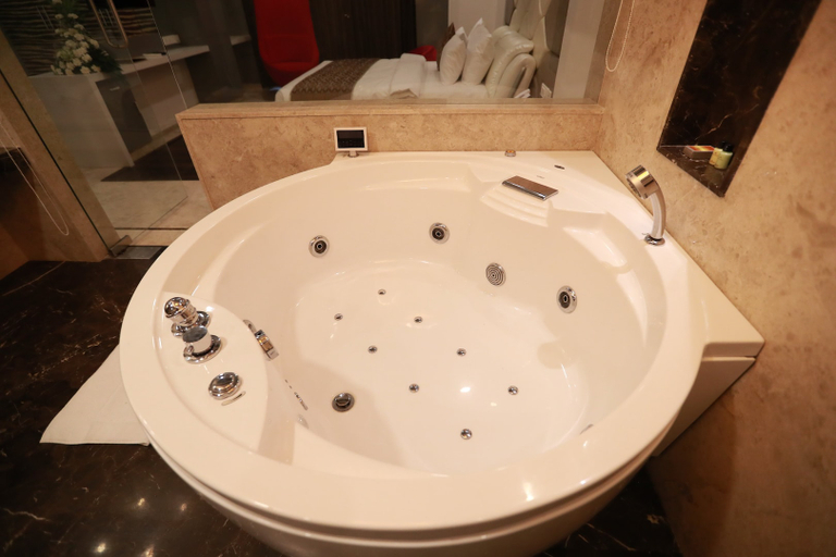 Bathroom 4, Park Elanza, Chennai