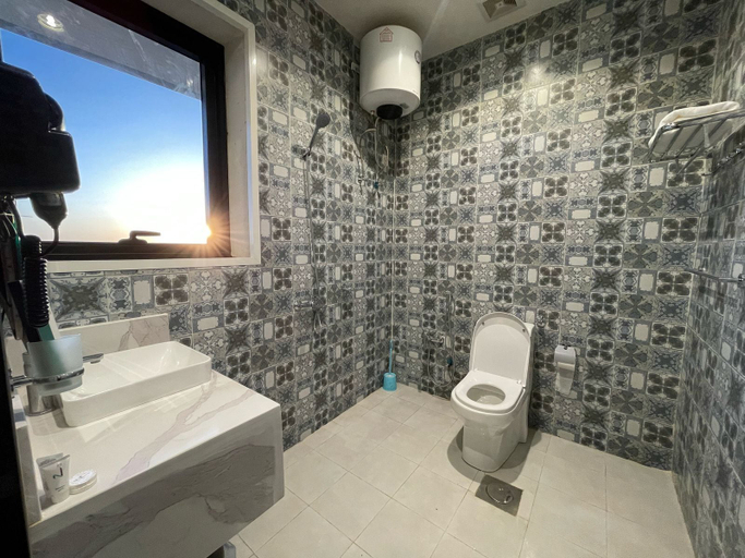 Bathroom 4, ROZESHARK
