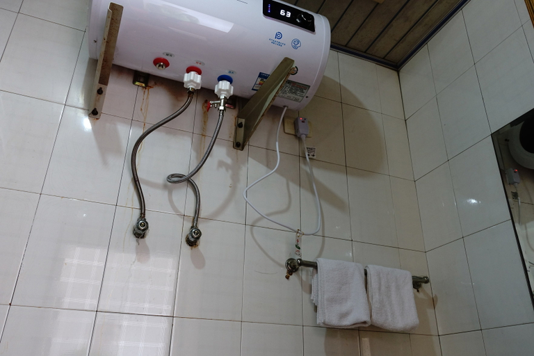 Bathroom 2, Shangdao Hostel, Jiaxing