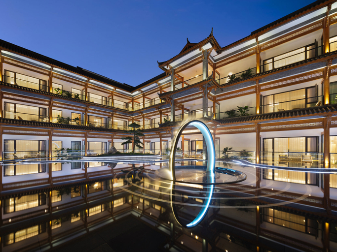 Exterior & Views