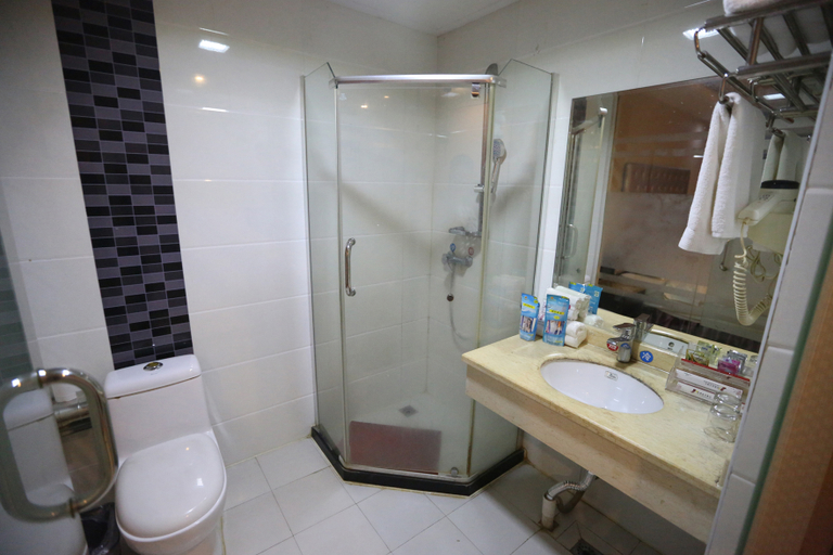 Bathroom 2, Junkai Hotel, Yiyang