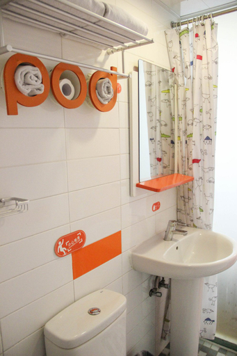 Bathroom 2, Pod Inn (Beijing Panjiayuan subway station), Beijing