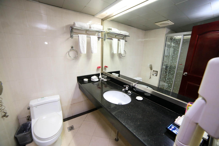 Bathroom 2, Yi Du Hotel, Yichang
