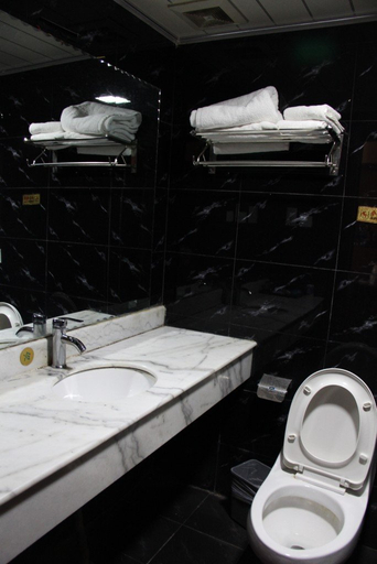 Bathroom 2, Ming Chun Hotel (Kunming Dianchi Road), Kunming