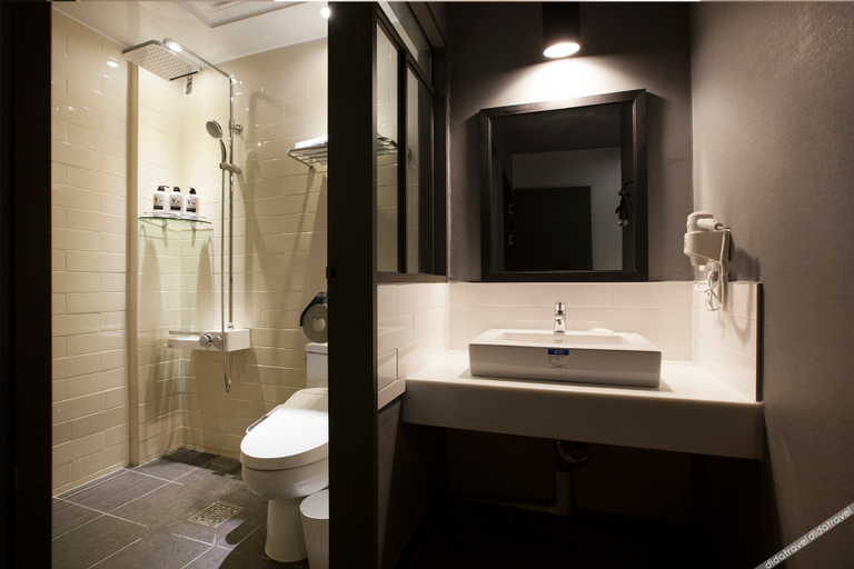 Bathroom 5, No. 25 Changwon Jinhae, Jinhae