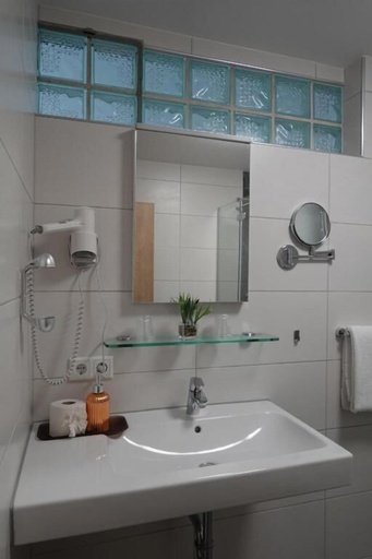 Bathroom, Hotel Birnbaum, Ansbach
