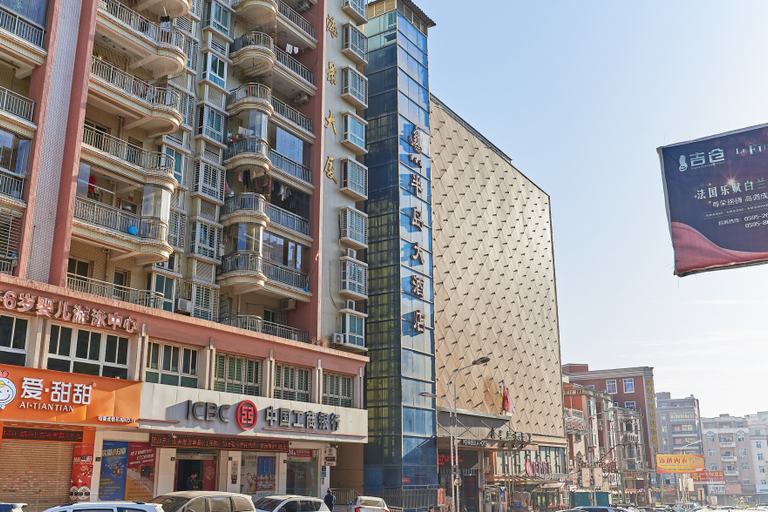 Exterior & Views