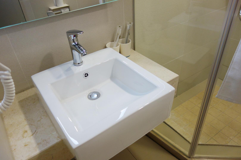 Bathroom 2, HanTing Hotel (Shanghai The Bund Jiangxi Middle Road), Shanghai