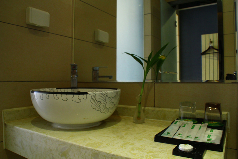 Bathroom 2, Junling Hotel, Liuzhou