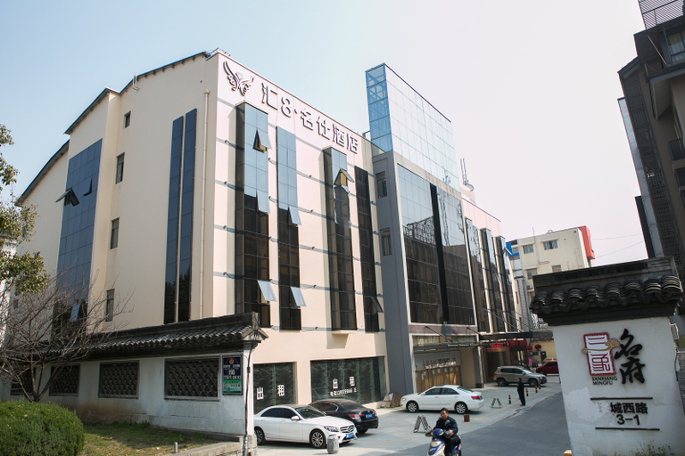 Exterior & Views